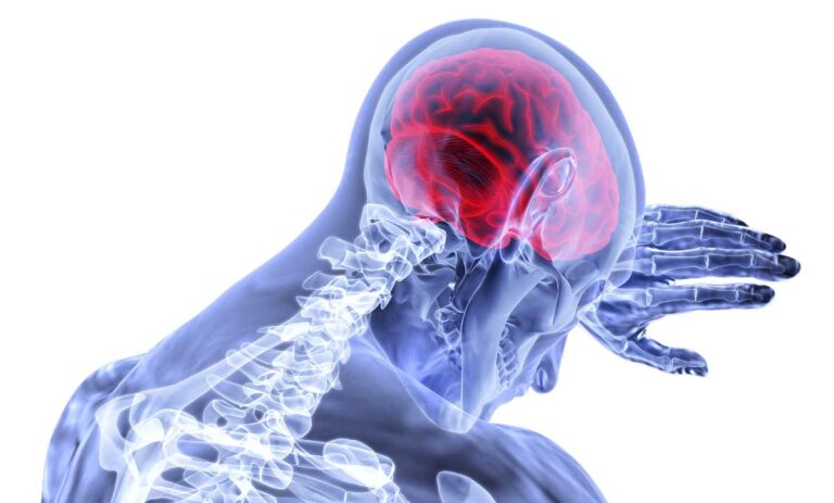 Saksalainen neurologi: Kasvosuoja johtaa aivovaurioihin