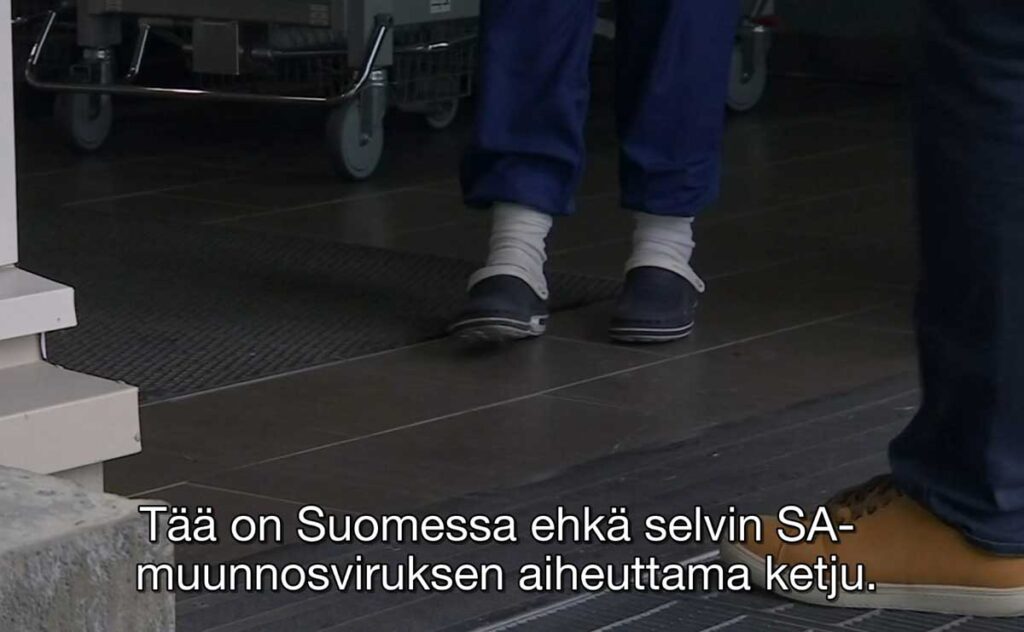 Tekstitys kertoo, mitä haastateltava tarkoitti "Tää on Suomessa ehkä selvin SA-muunnosviruksen aiheuttama ketju."